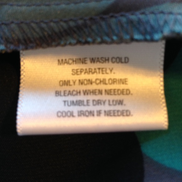 Attention Sleeveless Blouse - Picture 5 of 6