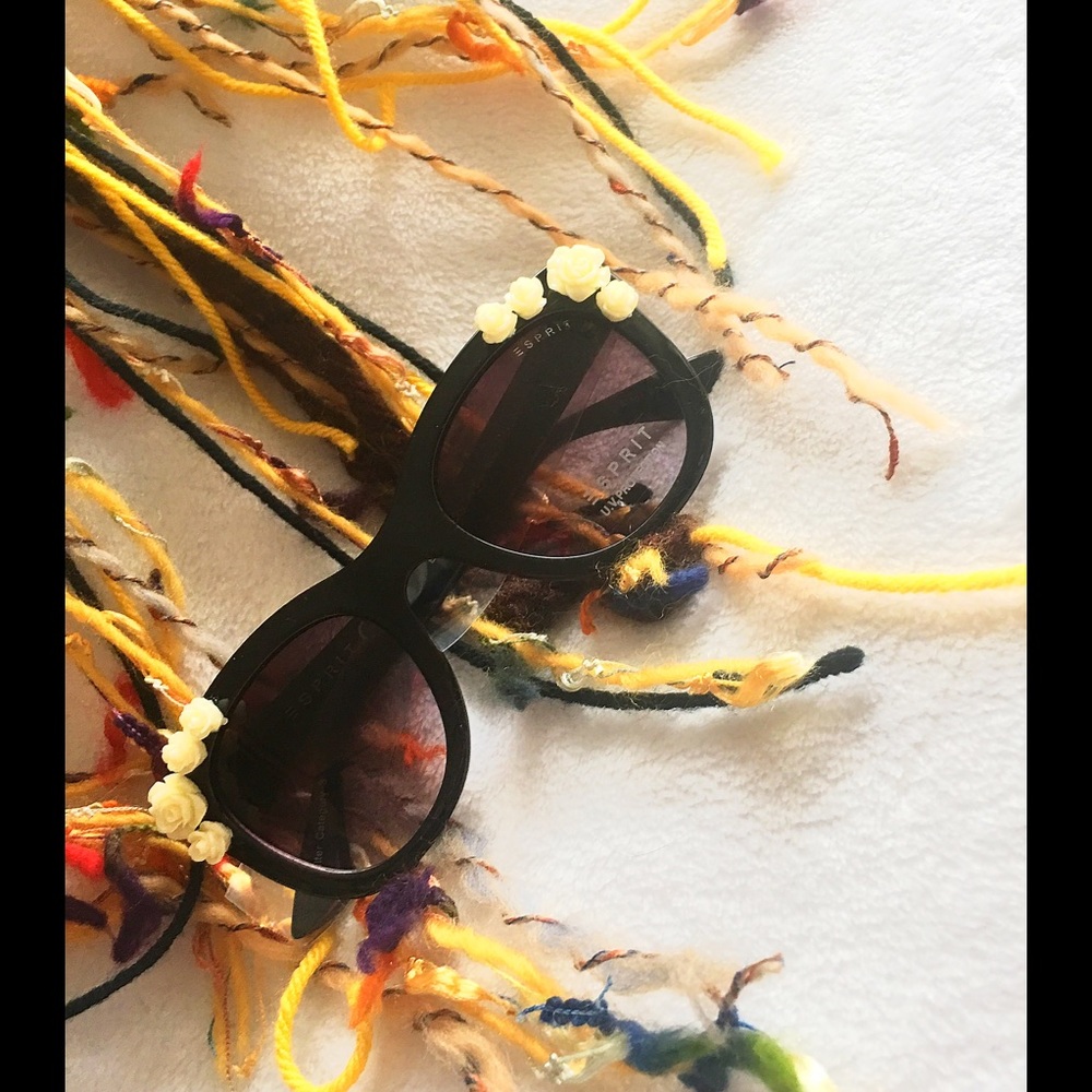 🎅🏼 Santa wears shades in hot places too🎁