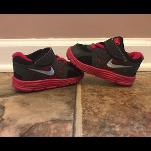 Girls Nike Athletic Running Shoes (Size 4C)