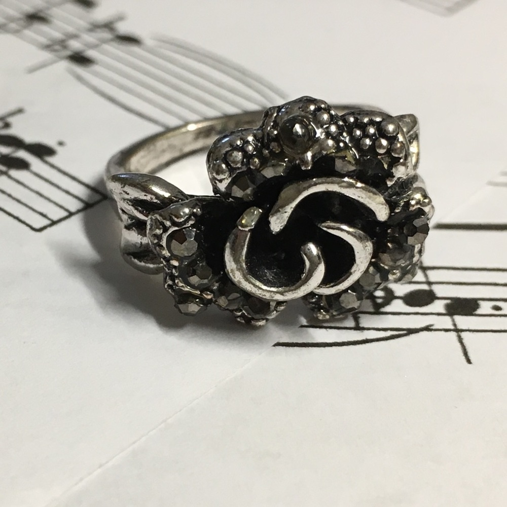 $2 for $30 Floral Silver Ring