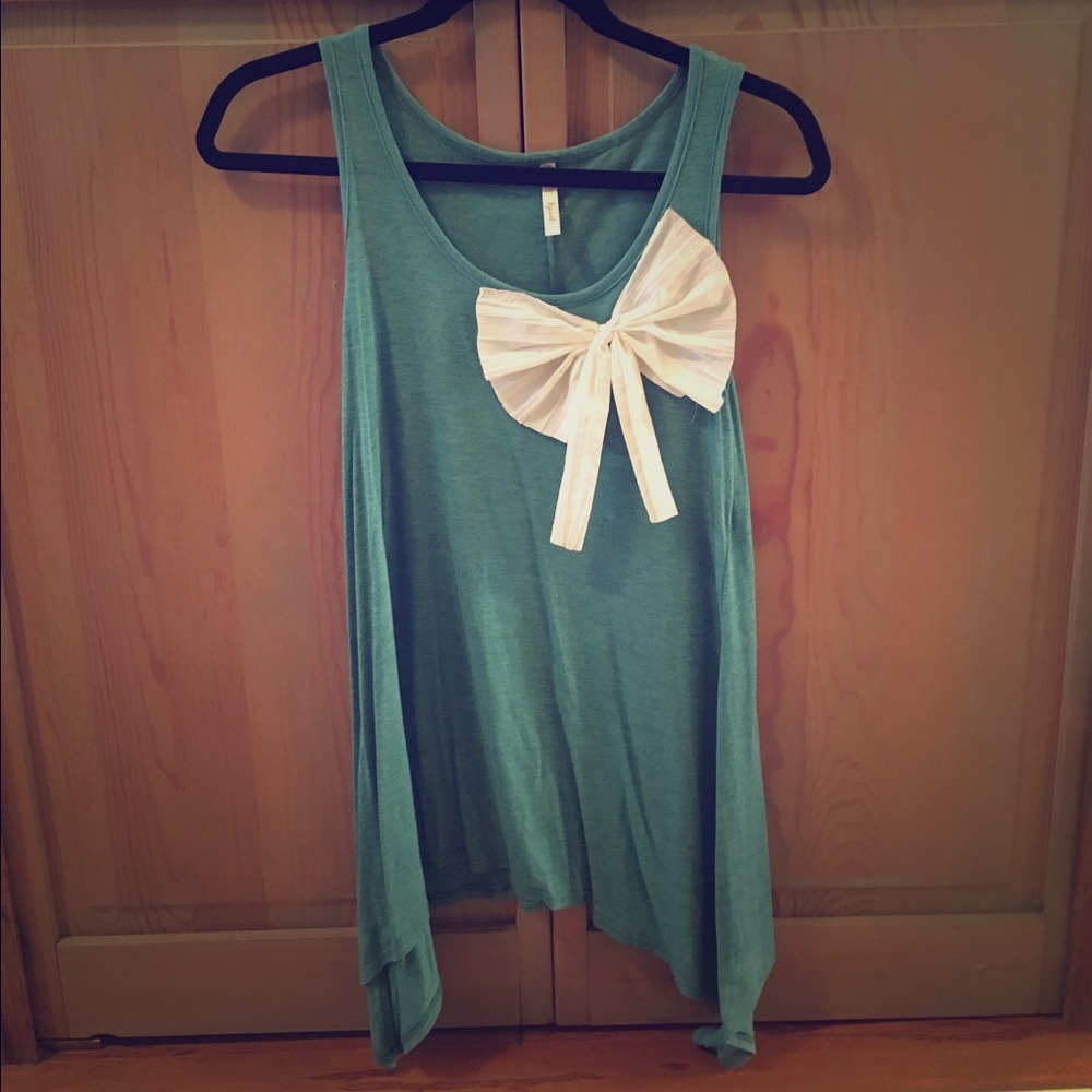 Tank top with bow accent