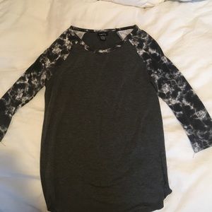 gray and white crop sleeve shirt