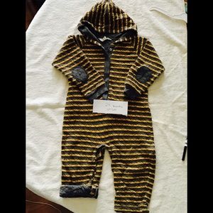 Organic one piece play outfit unisex. EUC