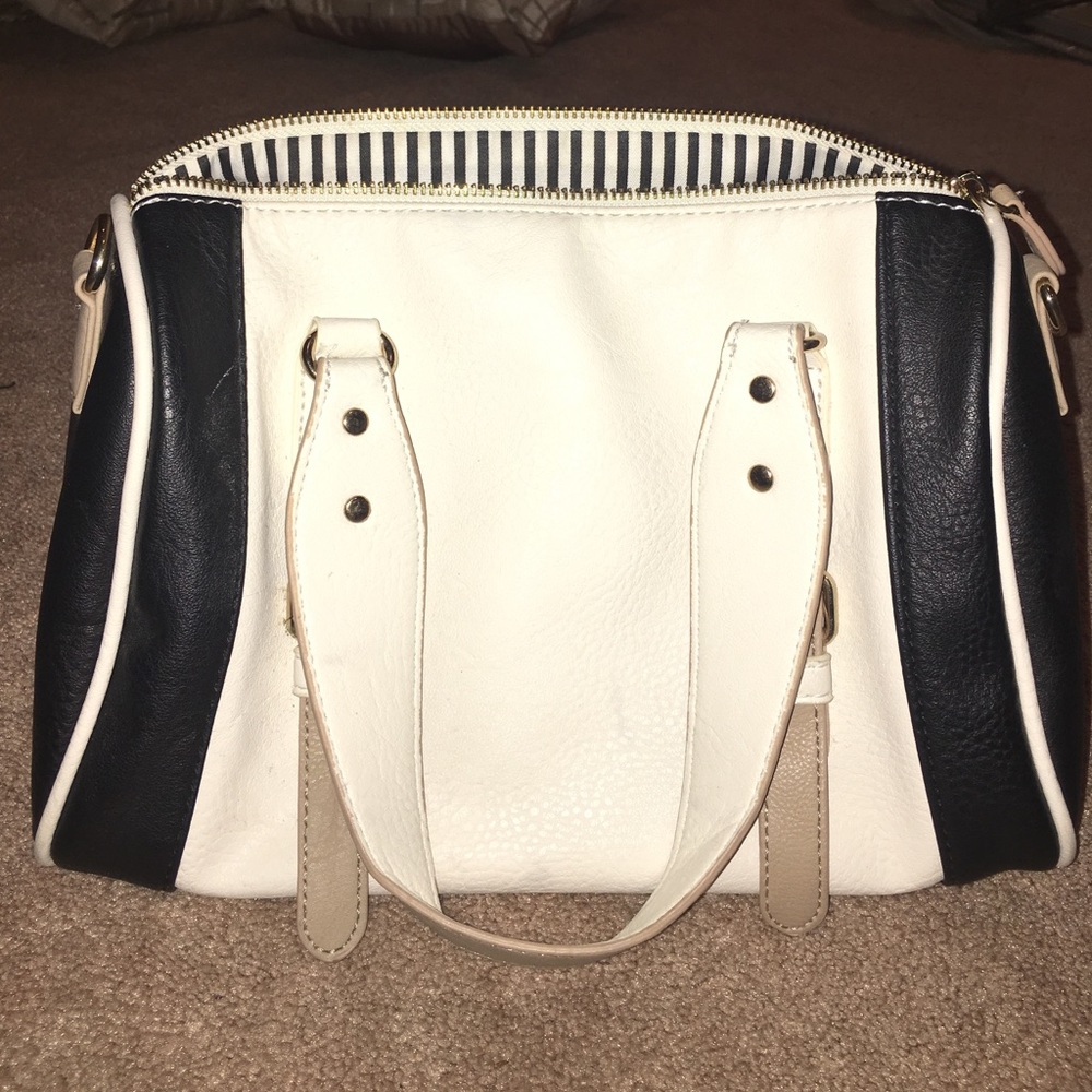 Super cute Black and white purse !