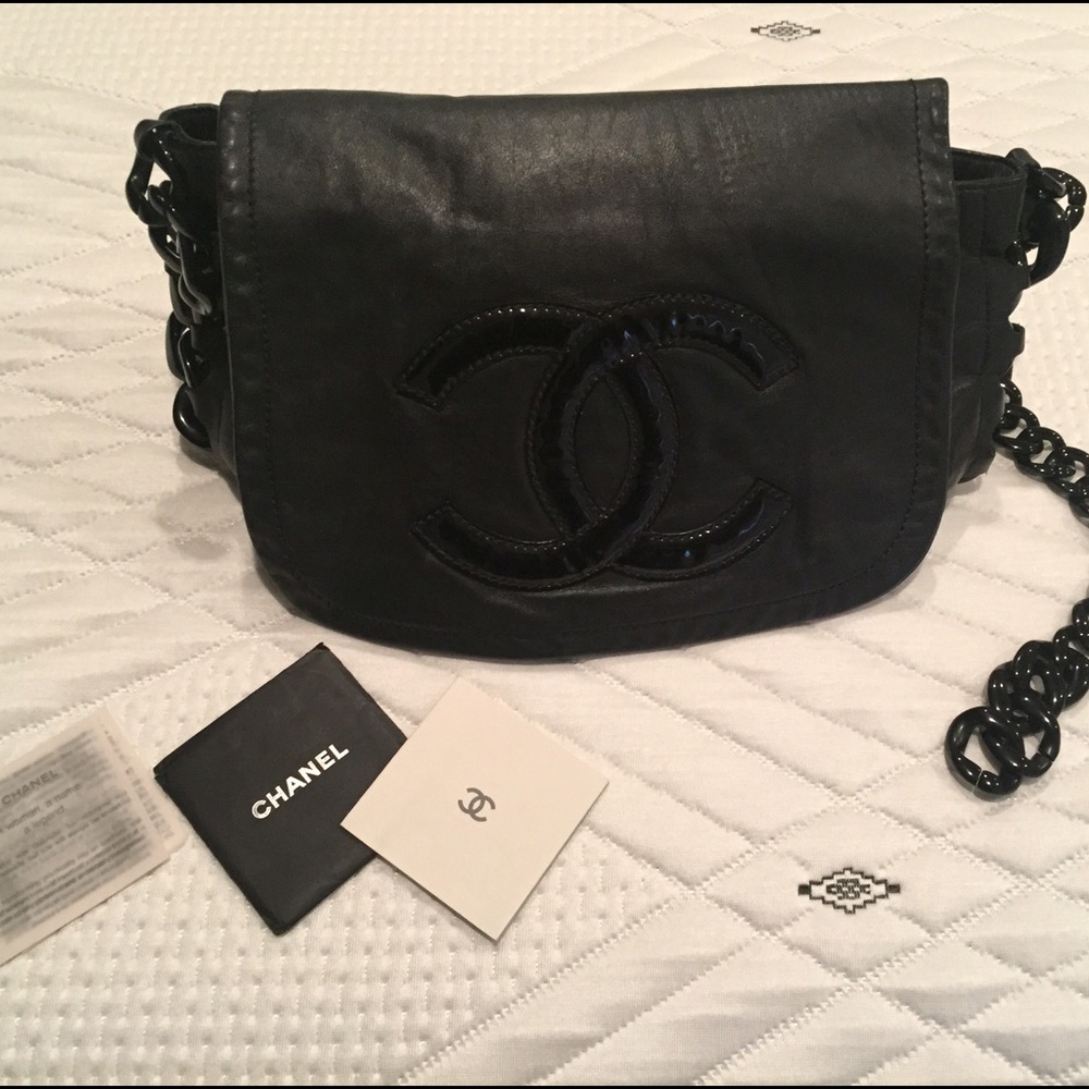 CHANEL :: Authentic Black Lambskin Leather Purse