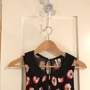 Peter Pan collar sleeveless top.