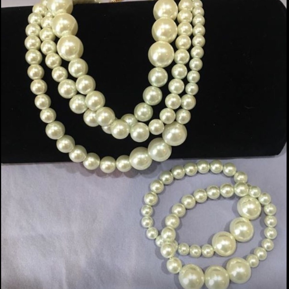 Lulu Avenue necklace and bracelet set.