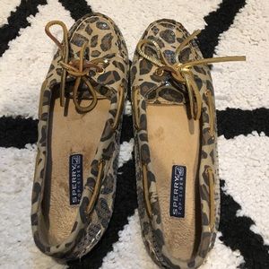 Barely worn Sperry leopard print size 6 moccasins