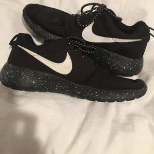 black splatter nike roshe