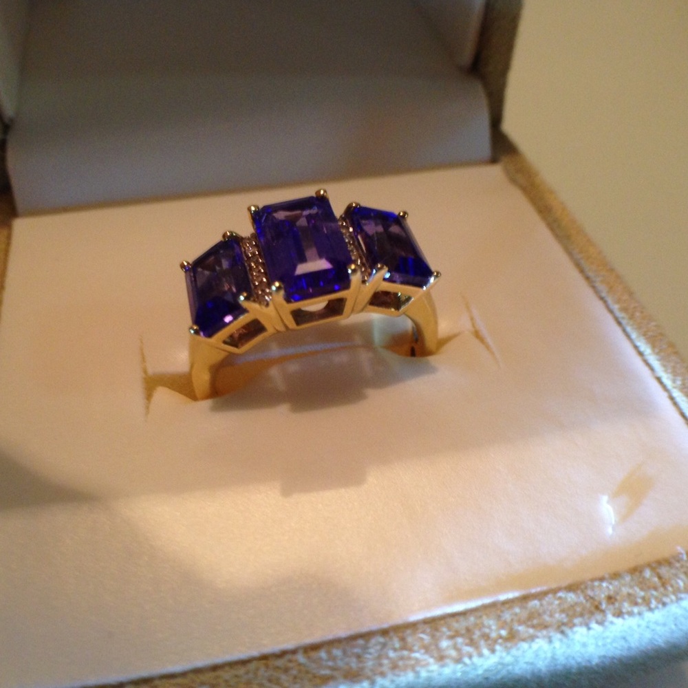 solid 18k gold Genuine earth-mined Tanzanite ring