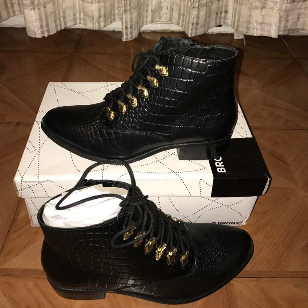 BRAND NEW FIRM PRICE Lace Up Flat Black Ankle Boot