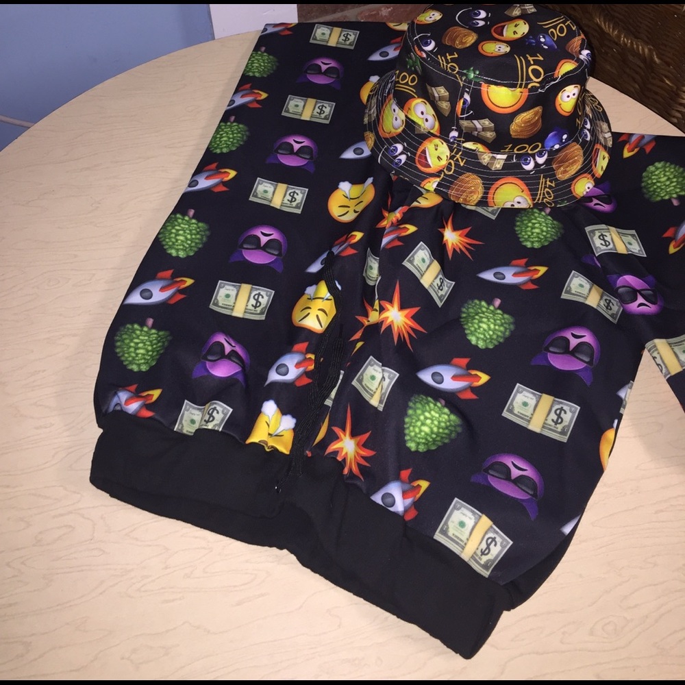 Emoji joggers with hat