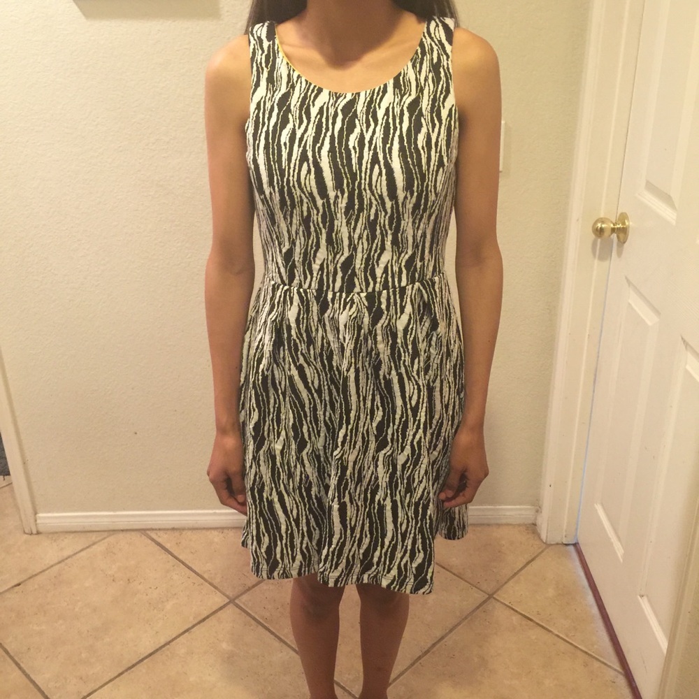 Dress - Picture 3 of 4