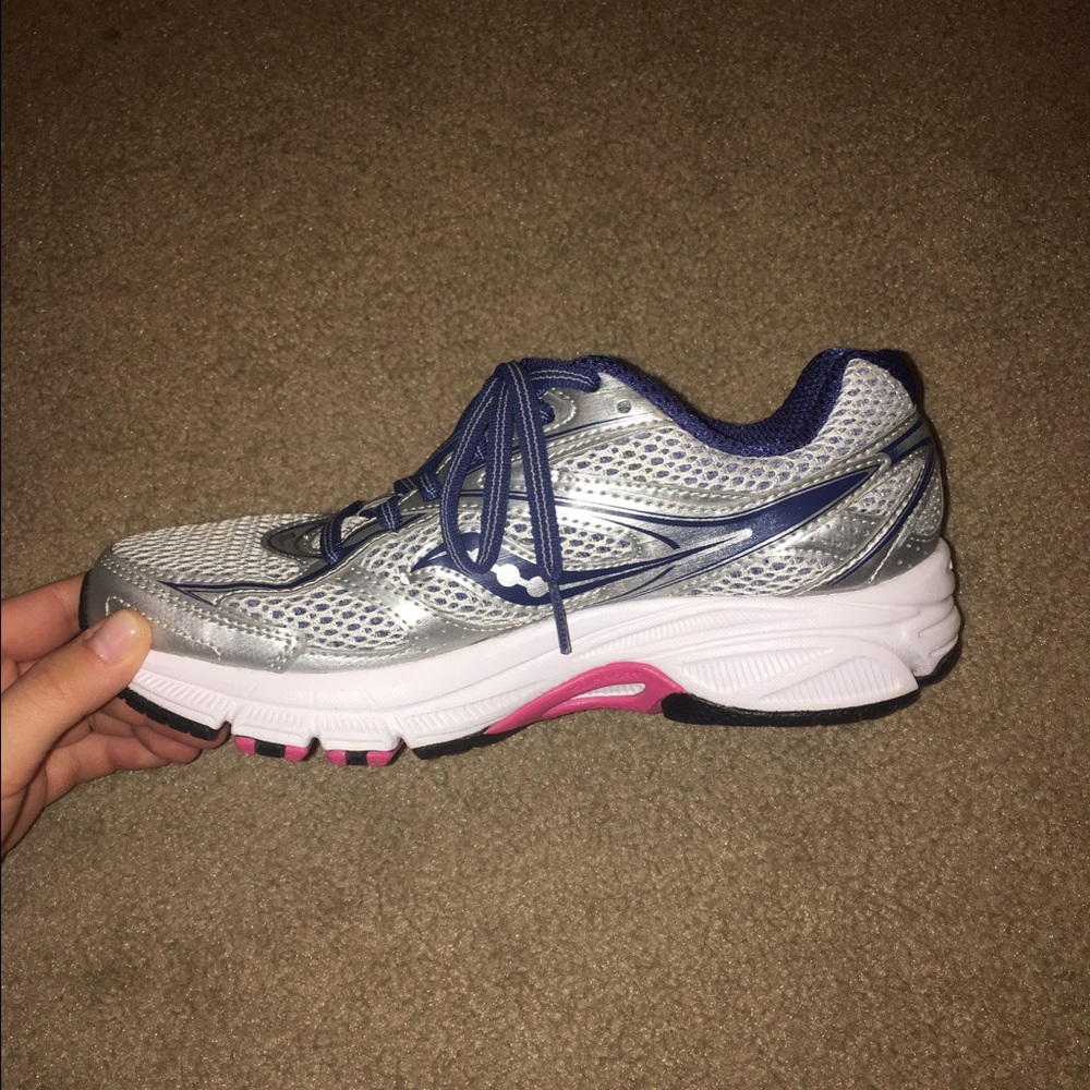 Selling my saucony tennis shoes