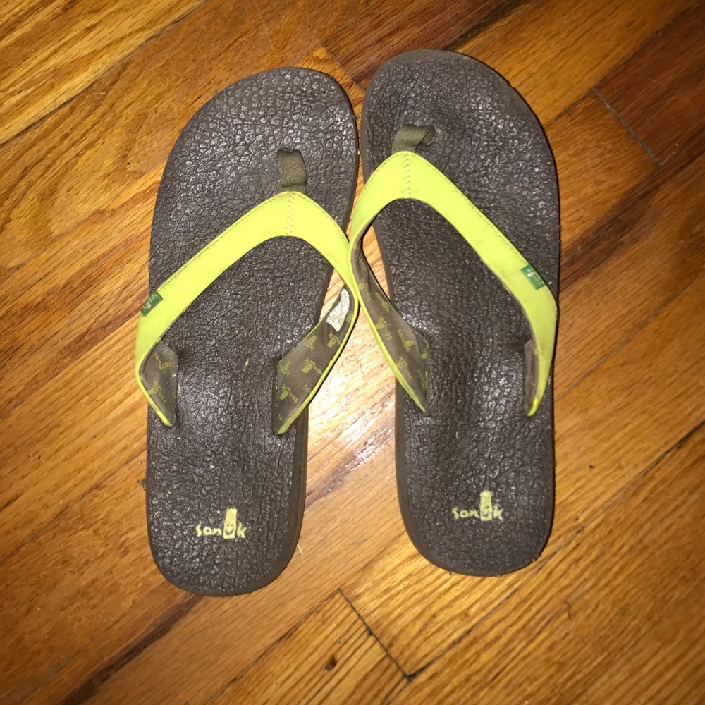 Sanuk flip flops 👣