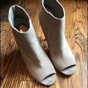 BRAND NEW Halogen boots (Nordstrom). Gray,Size 8M.