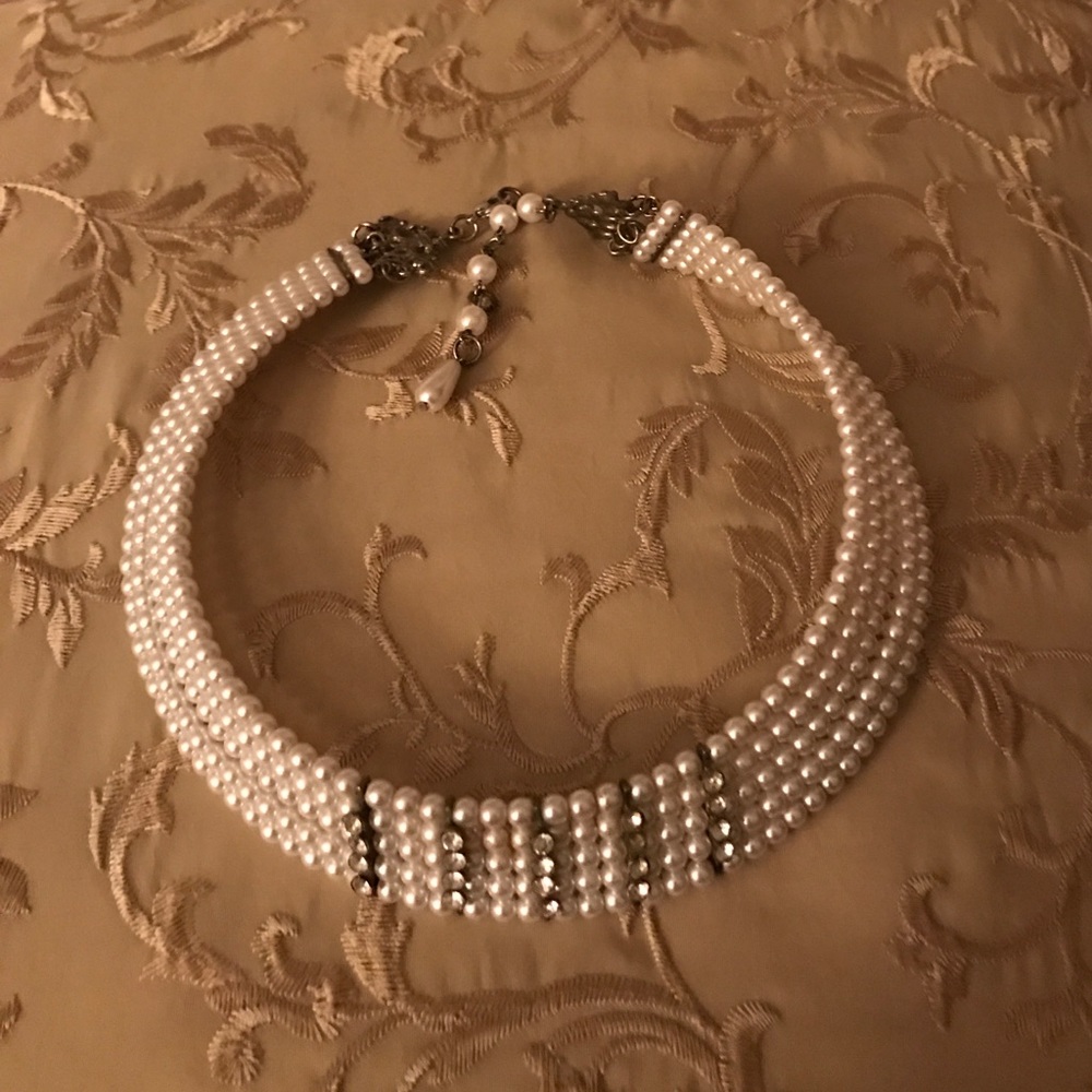 Pearl design choker
