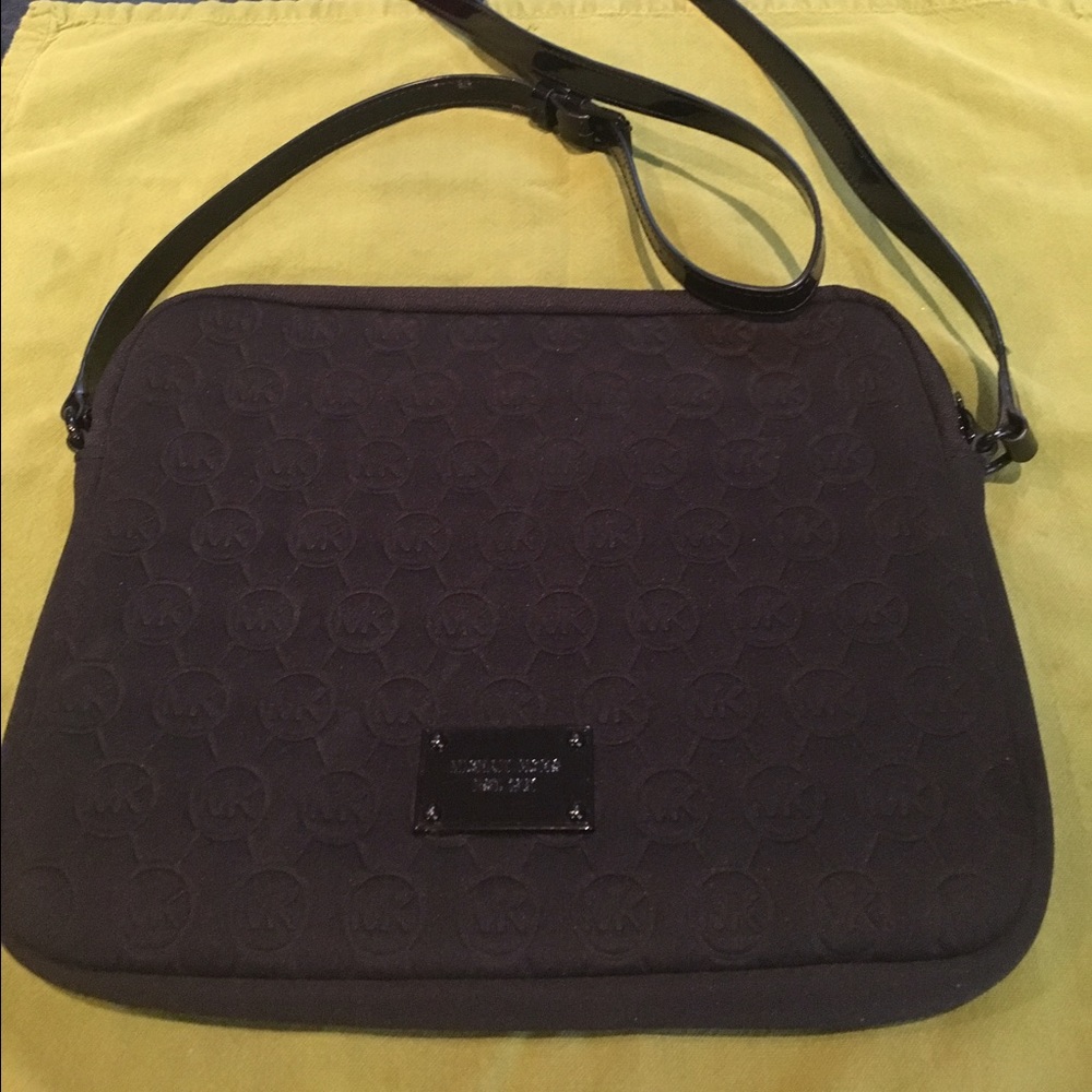 Price ✂️Michael Kors padded cross body tablet case