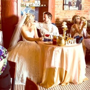 5 108i gold tablecloths, navy overlays/napkins