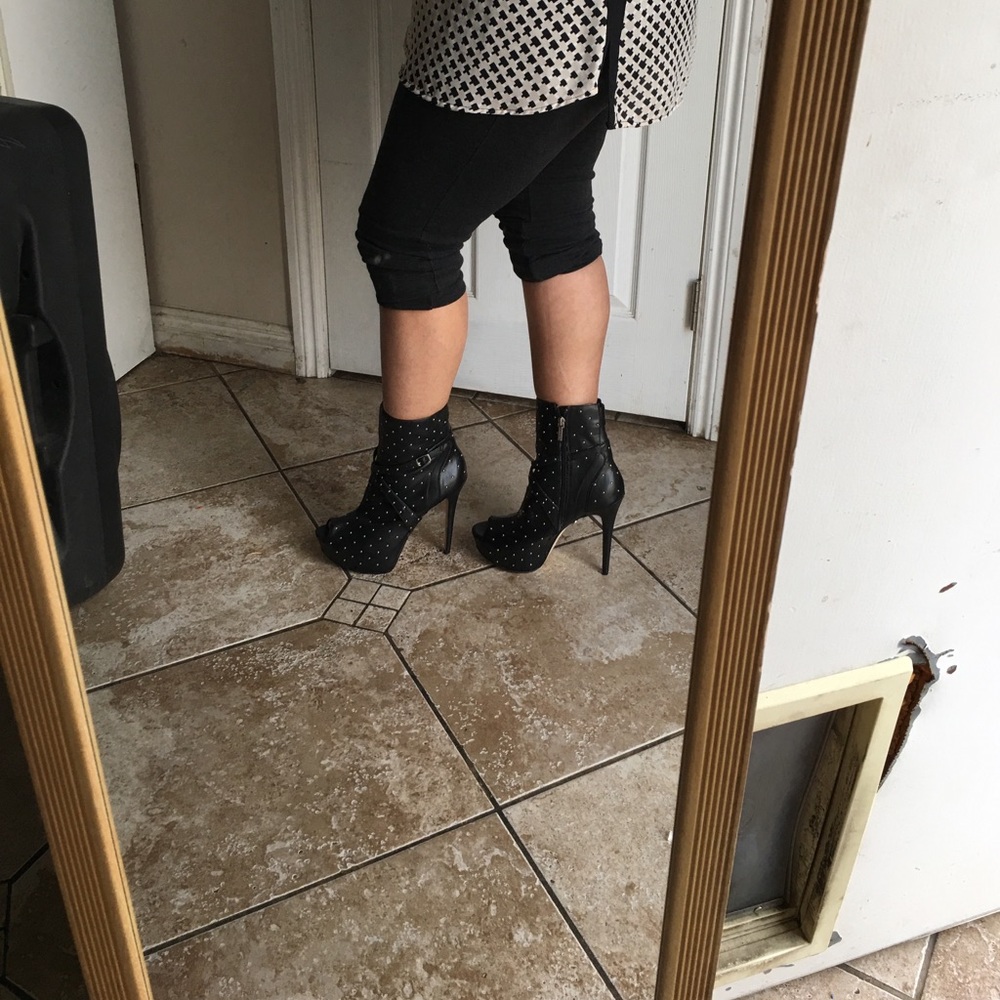 💥💕BEBE PEEP TOE STUDDED BOOTIES💥💕