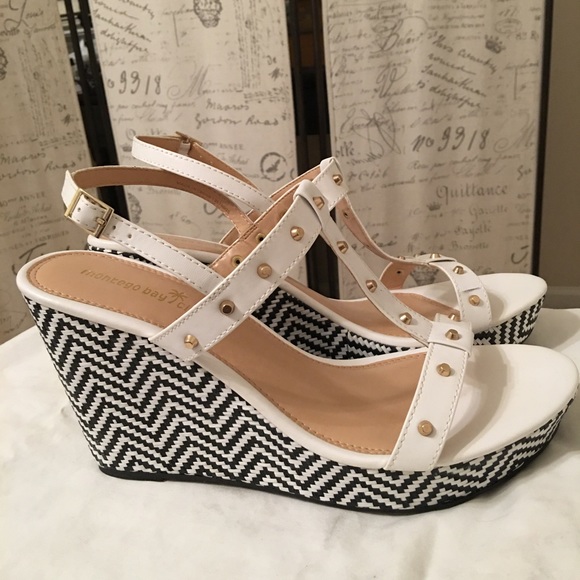 Gorgeous gold studded wedge sandals - Picture 1 of 4