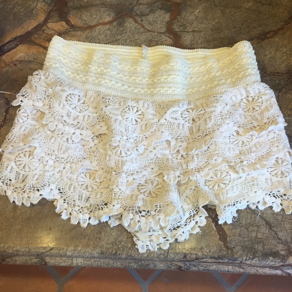 Lace cream shorts
