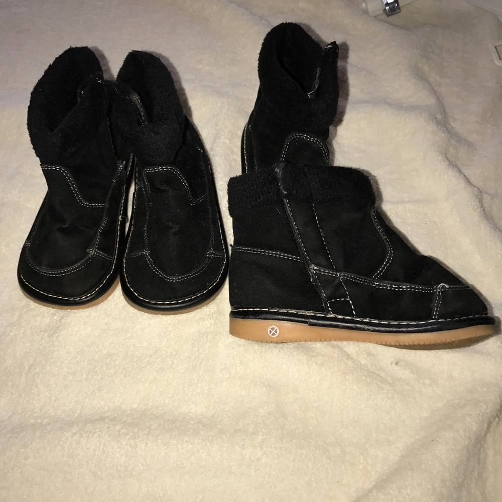 Furry lined boots (very warm) in EUC. Unisex.
