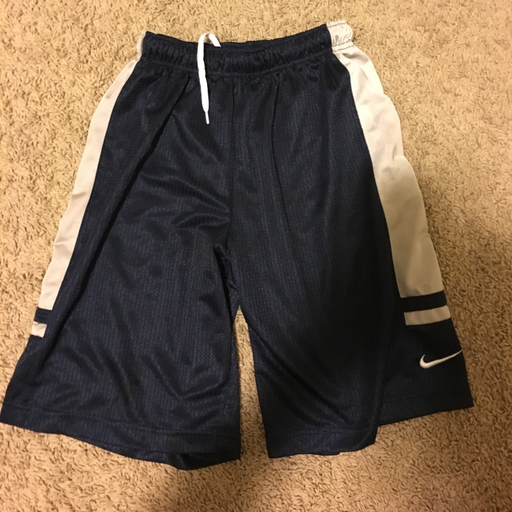 Kids nike basketball shorts. Size medium
