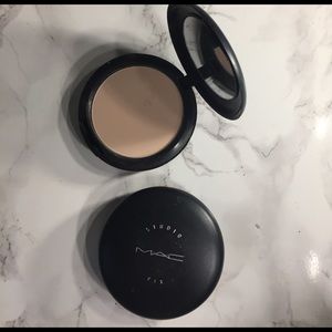 Max Studio Fix Foundation