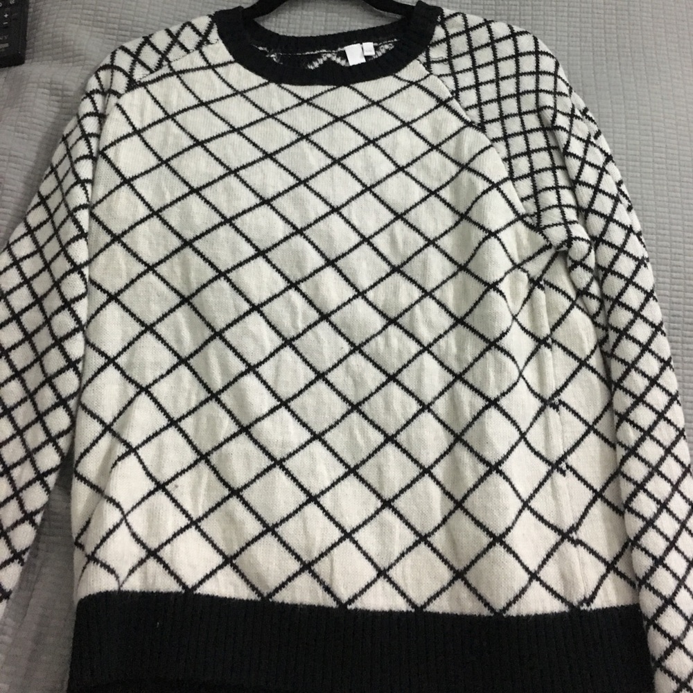 SI-IAE white and black sweater