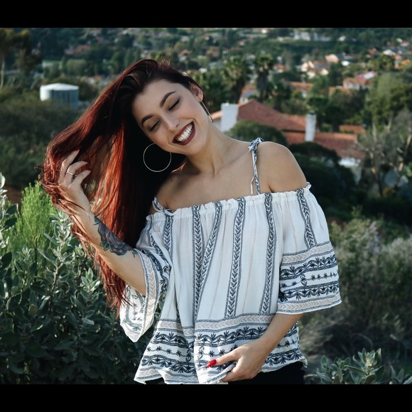 ❗️SALE❗️Mamita Cold Shoulder Tank Top - Picture 2 of 5