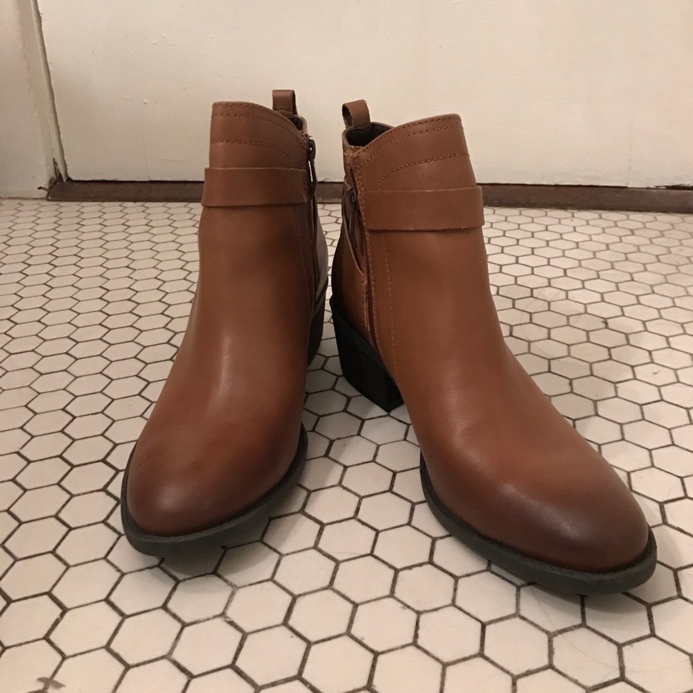 Vince Camuto camel leather ankle booties. Size 8.5