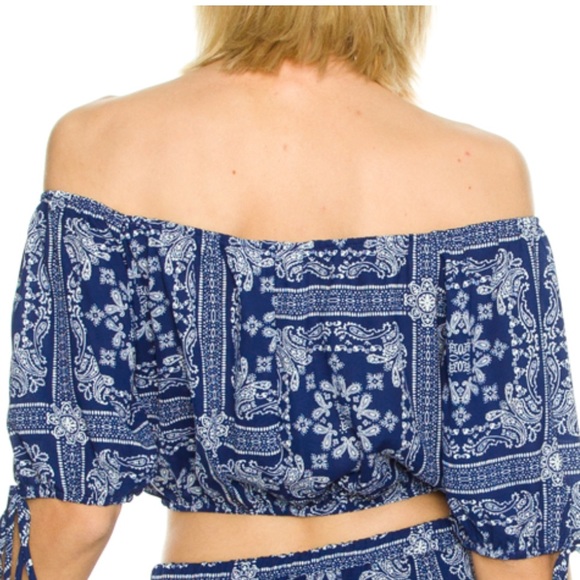 🆕Off The Shoulder Paisley Print Crop Top - Picture 3 of 4