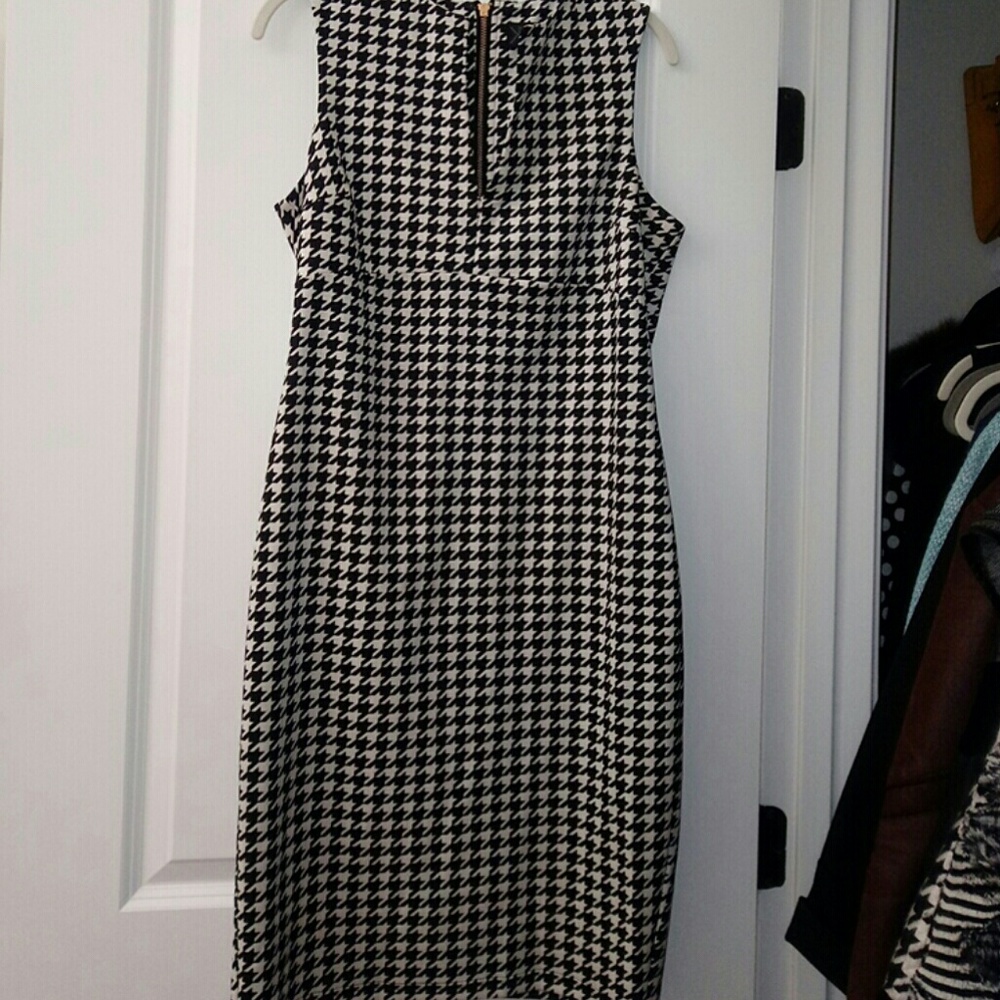 Kardashian Kollection~ Hounds tooth dress