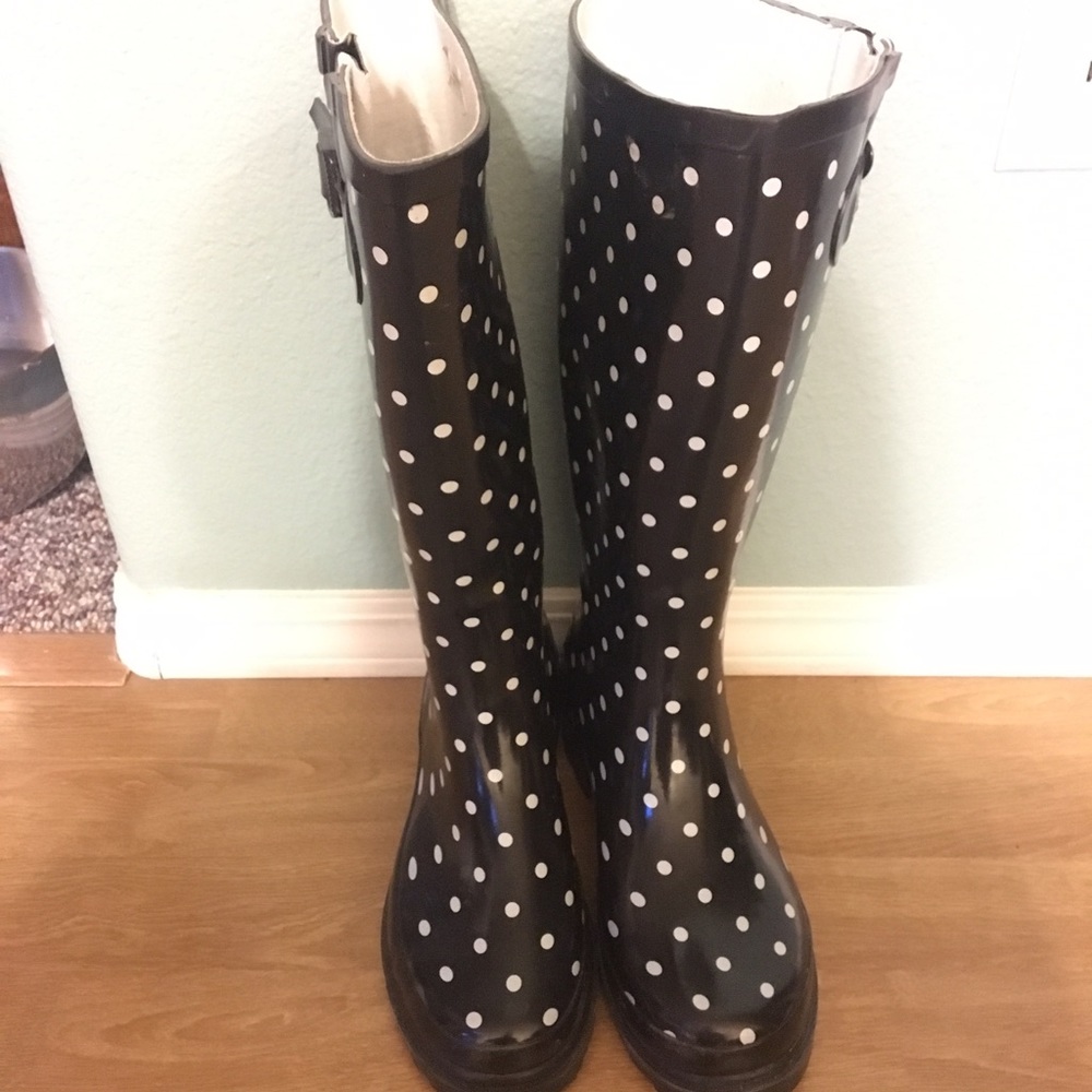 Cute polka dotted rain boots!