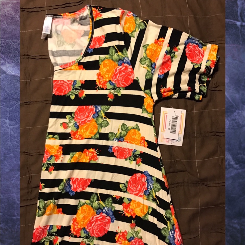Lularoe medium perfect tee! BNWT, HTF print