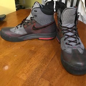 Like new Nike zoom ACG boots