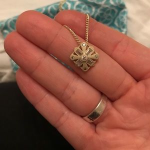 Kendra Scott necklace