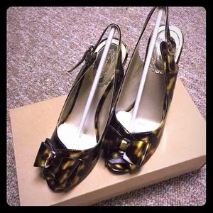 Joyfolie patent tortoise print wedge