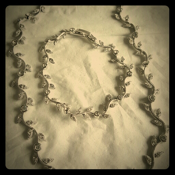 Matching bracelet and necklace set - Picture 1 of 3