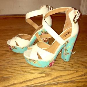 Pretty, floral 4 inch block heel Shi size 7.5