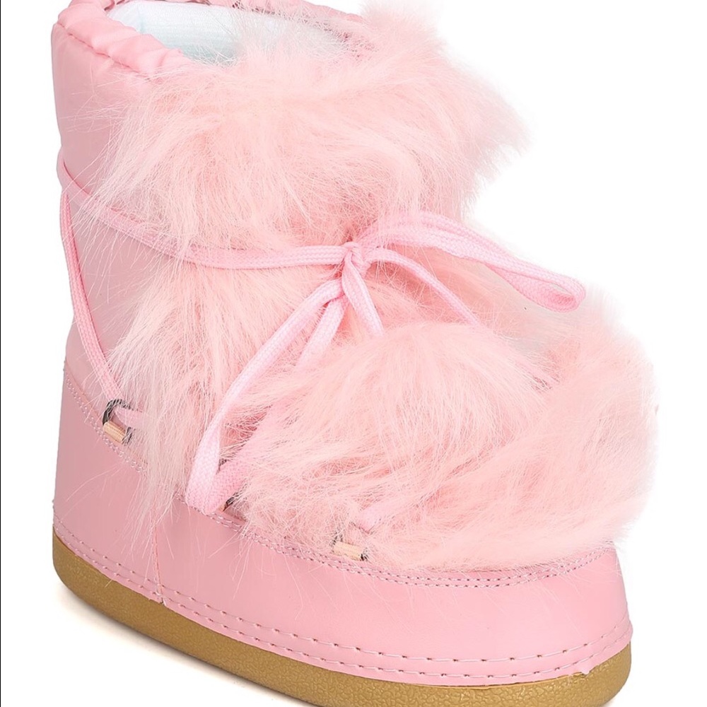 Pink moon boots with fur