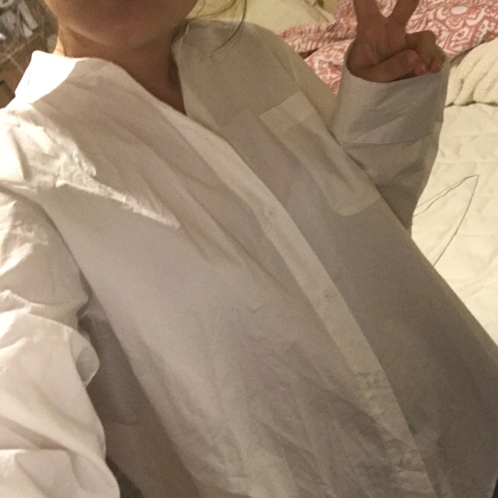 H&M White Shirt (Flair details in the back) - Picture 4 of 5