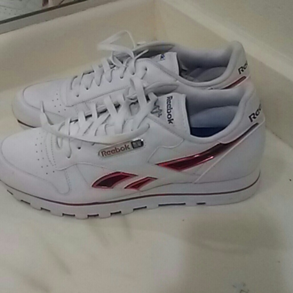 1 hour flash sale ****Reebok Classic