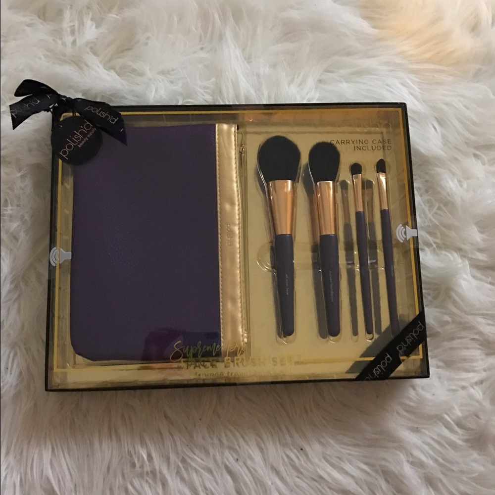 Brand New Face brush set with carryin case.