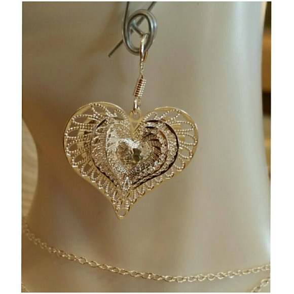 Jewelry - Beautiful detailed Silver Heart Earrings w/crystal