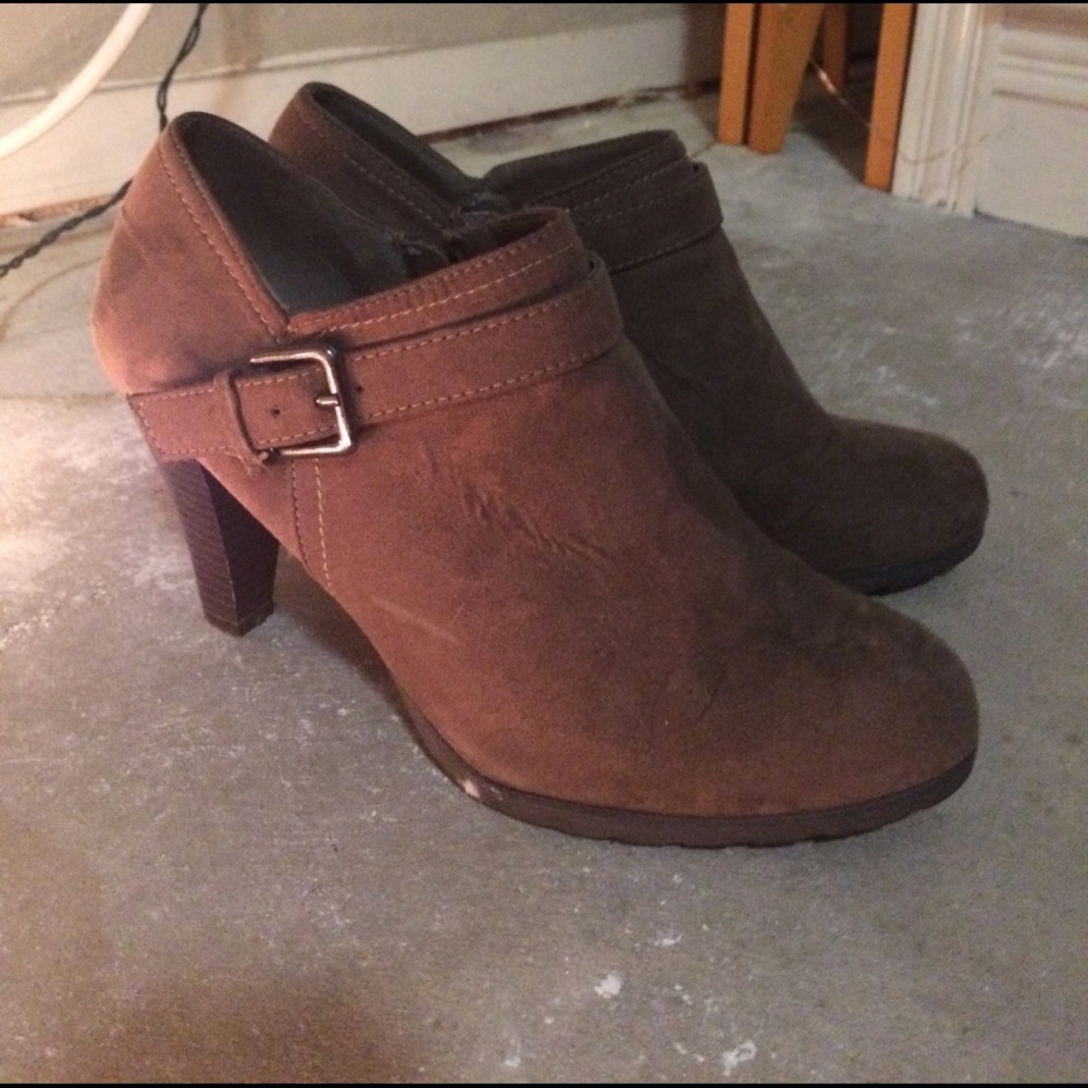 Super cute Suede Heeled Booties