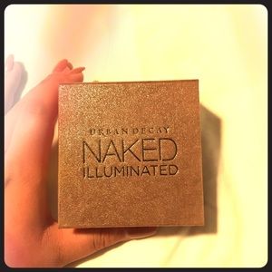 Illuminated shimmering face and body powder.