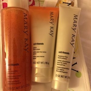 Brand New Mary Kay Satin Hands Set