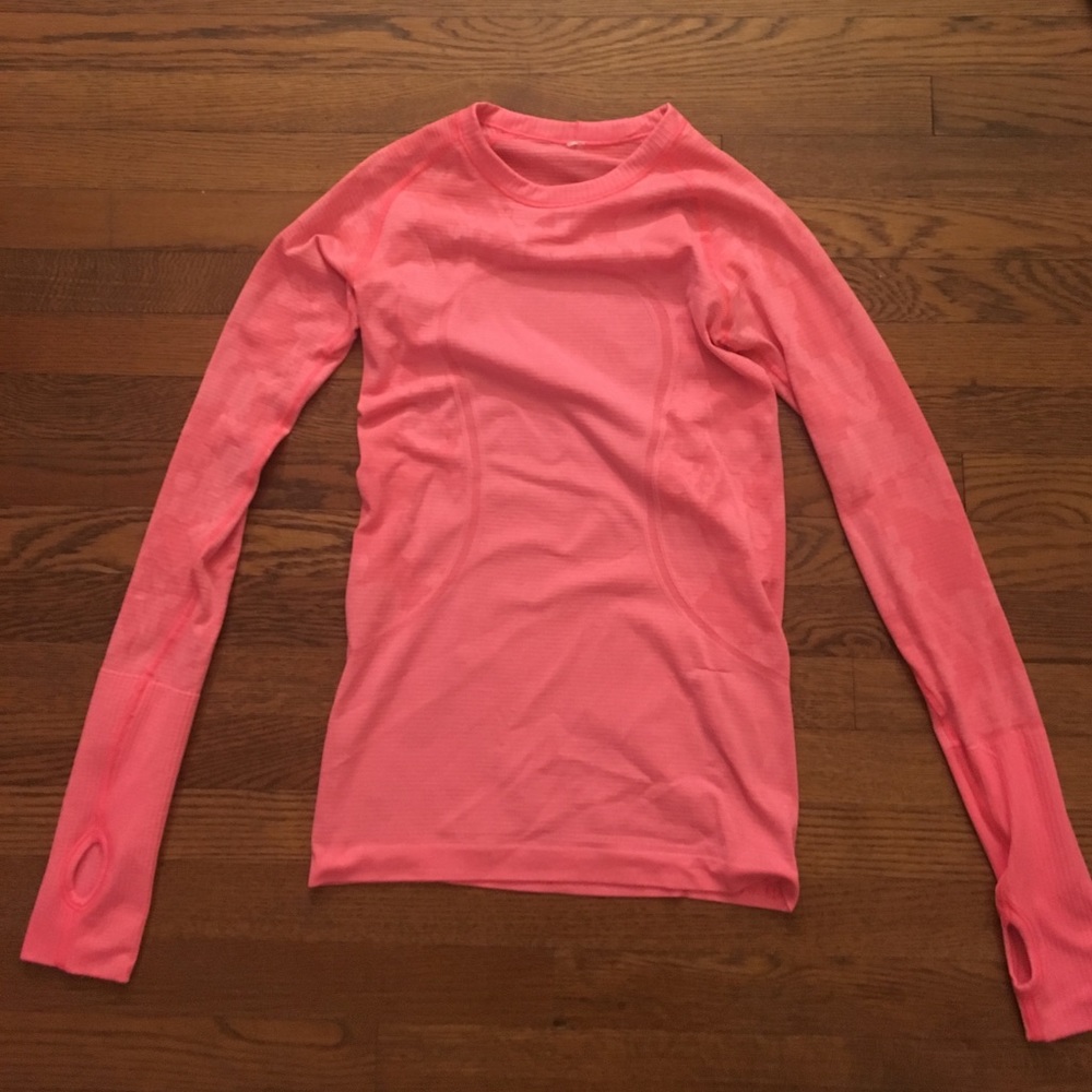 Lululemon size 2 hot pink long sleeve top.